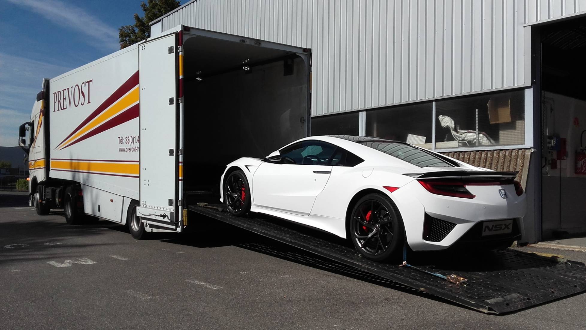 Camion de transport avec 10 voitures